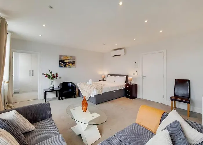 Fabulous Deluxe King Studio With Air-Conditioning